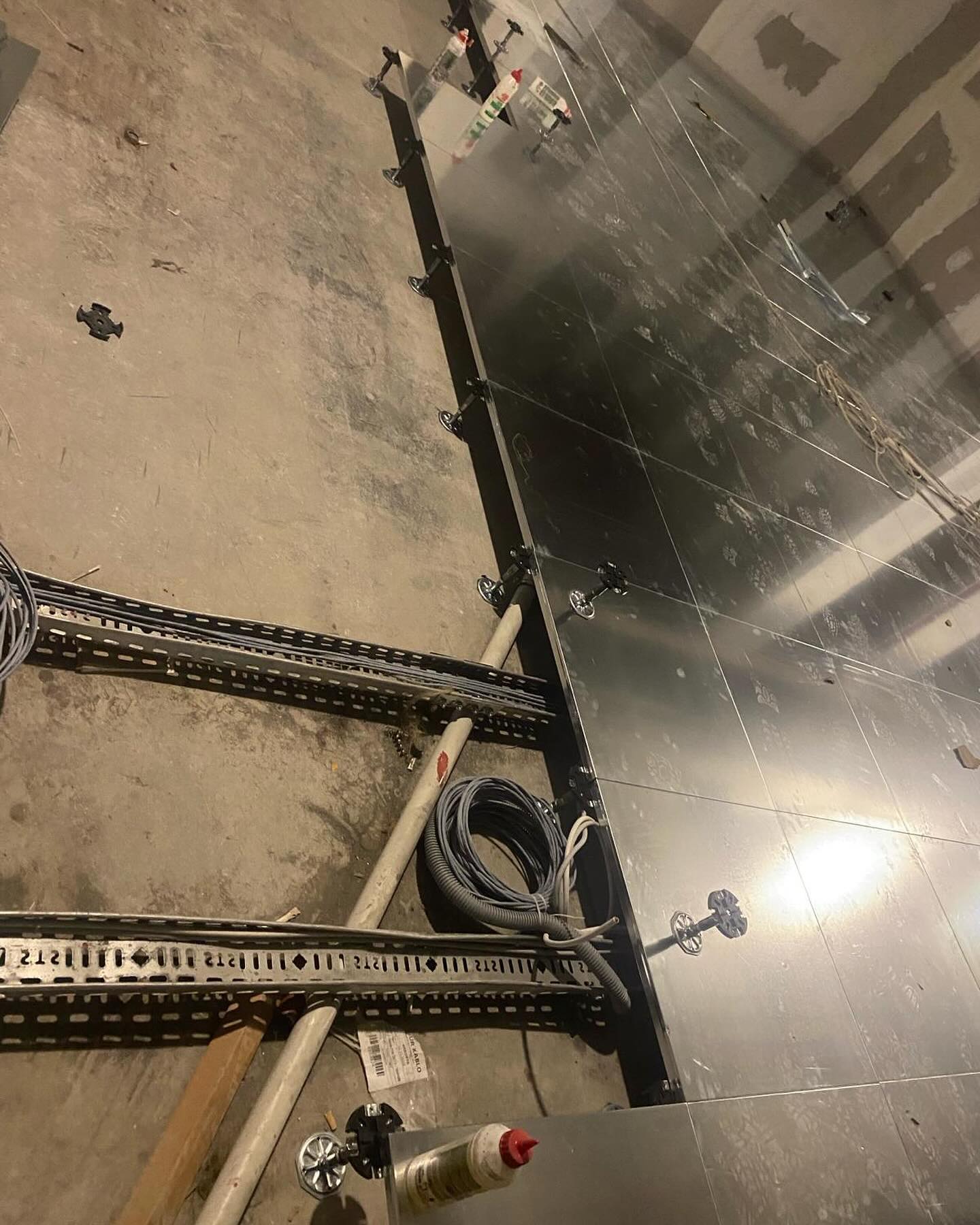 Yükseltilmiş döşeme panel montajı
